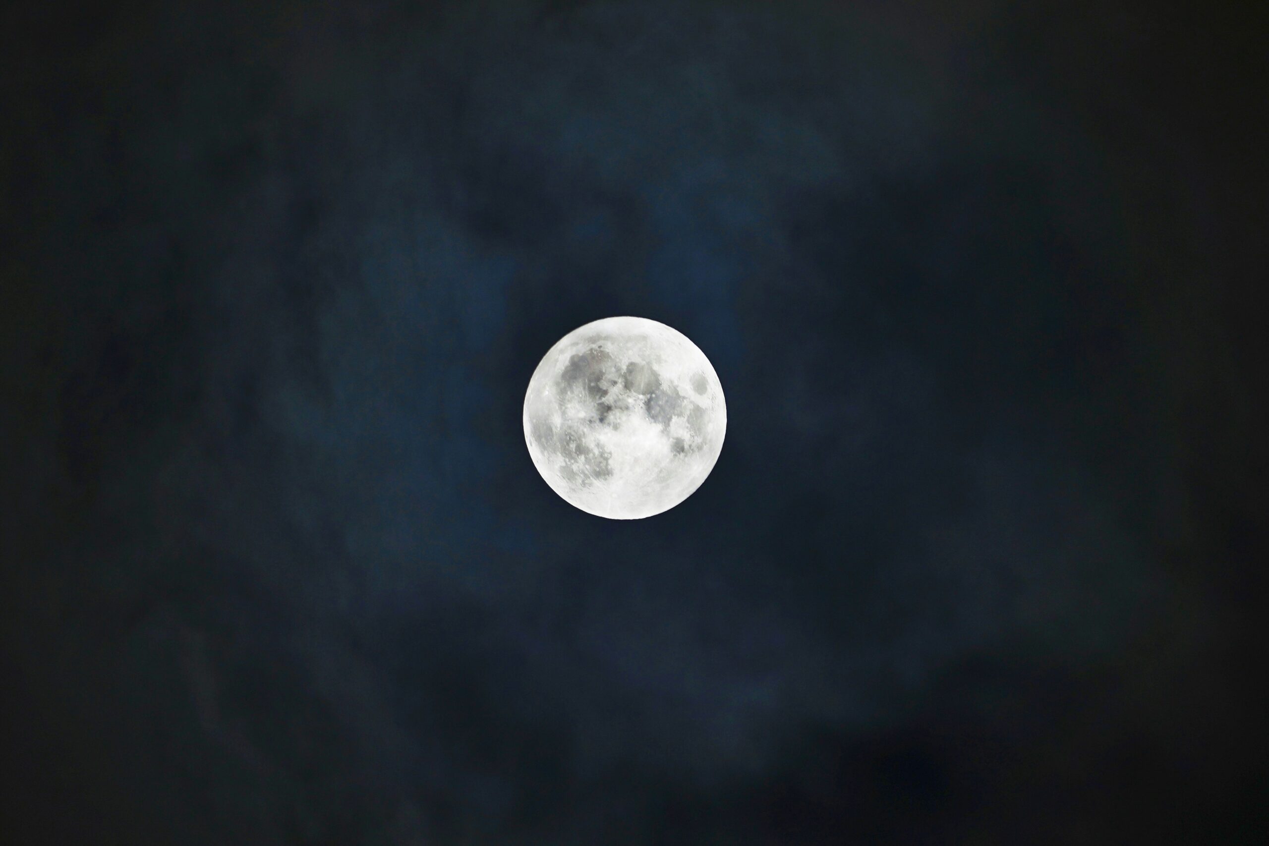 Pourquoi la Lune nous suit-elle