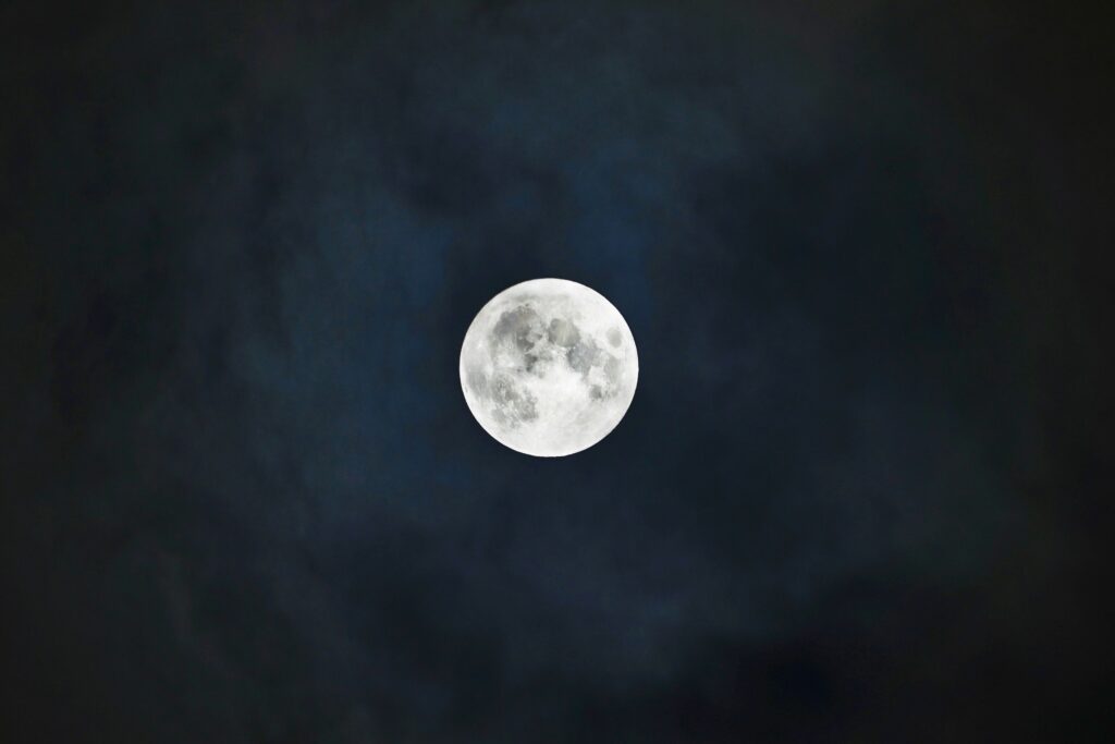 pourquoi la lune nous suit