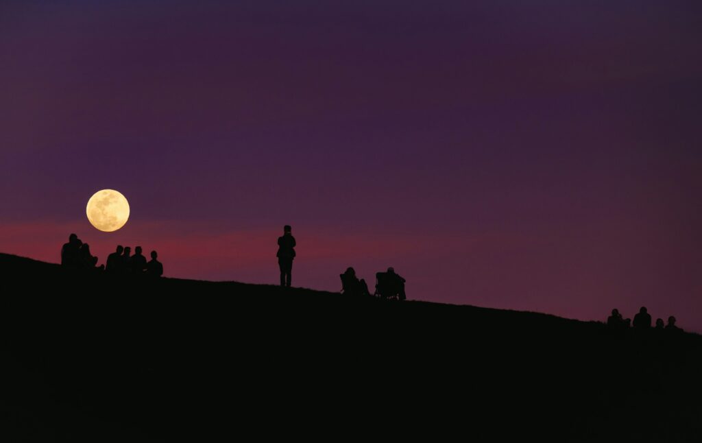 pourquoi la lune nous suit